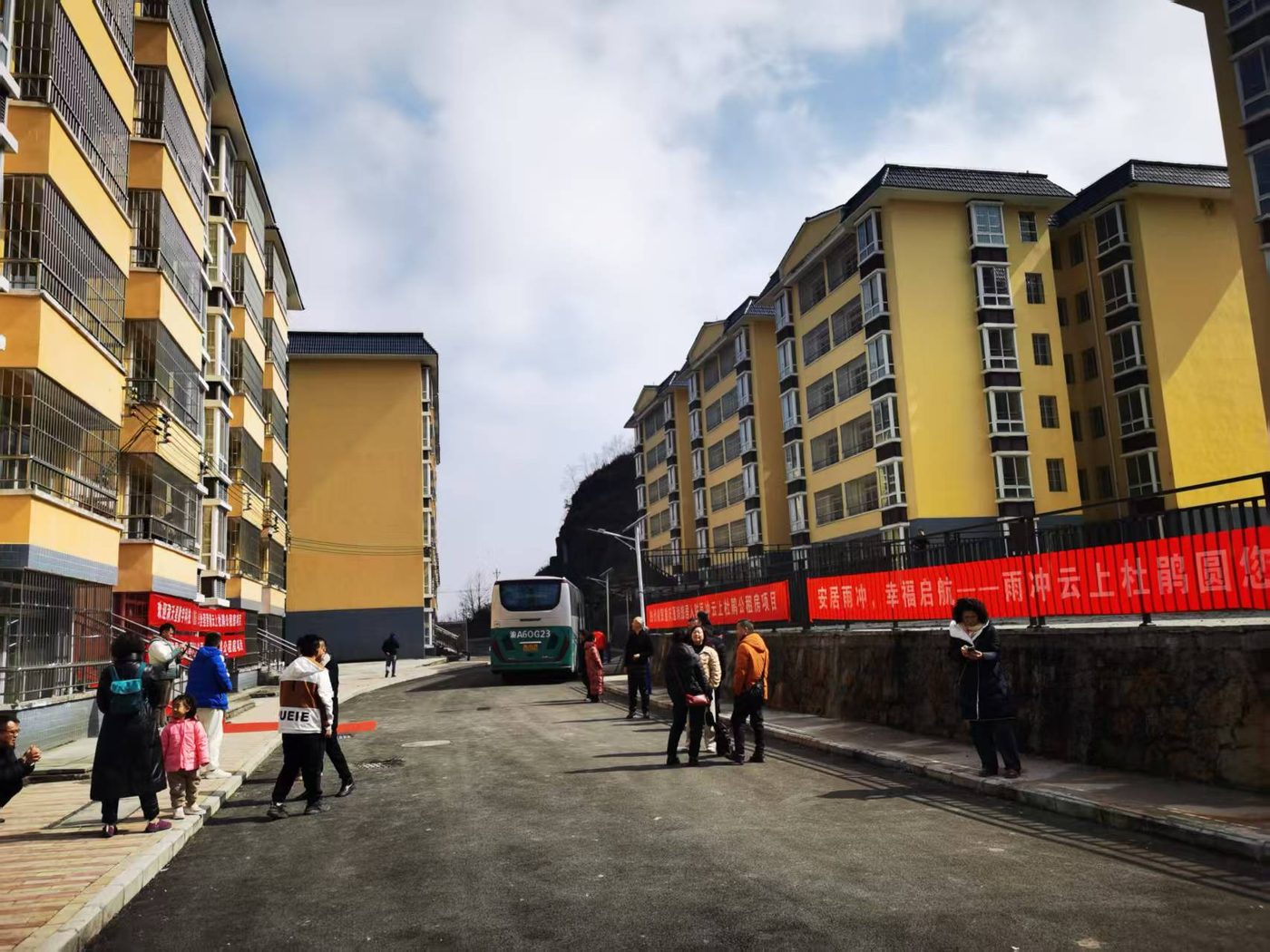 贵州大方百里杜鹃避暑长租社区交付现场，住户与楼栋